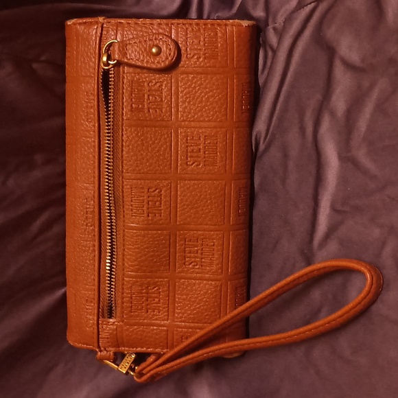Steve Madden Wristlet Wallet. Used, some flaws but excellent utility and brand - Picture 3 of 4